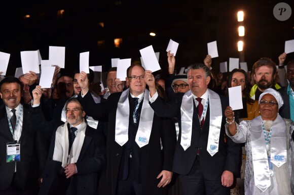 Le prince Albert II de Monaco participe à une marche pour la paix entouré par Joël Bouzou, le président fondateur de l'association Peace and Sport, de la première dame du Mali, Mme Aminata Maiga Keita, de nombreuses personnalités sportives et politiques du monde entier ainsi que des anonymes à Monaco le 25 novembre 2015. Cette marche est organisée dans le cadre du 8ème Peace and Sport Forum qui se déroule au Grimaldi Forum du 25 au 27. © Bruno Bebert / Bestimage