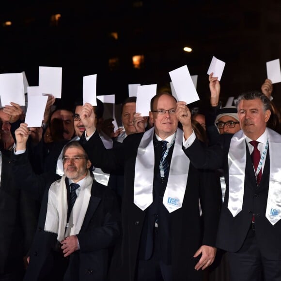 Le prince Albert II de Monaco participe à une marche pour la paix entouré par Joël Bouzou, le président fondateur de l'association Peace and Sport, de la première dame du Mali, Mme Aminata Maiga Keita, de nombreuses personnalités sportives et politiques du monde entier ainsi que des anonymes à Monaco le 25 novembre 2015. Cette marche est organisée dans le cadre du 8ème Peace and Sport Forum qui se déroule au Grimaldi Forum du 25 au 27. © Bruno Bebert / Bestimage
