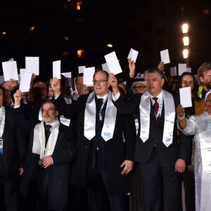 Le prince Albert II de Monaco participe à une marche pour la paix entouré par Joël Bouzou, le président fondateur de l'association Peace and Sport, de la première dame du Mali, Mme Aminata Maiga Keita, de nombreuses personnalités sportives et politiques du monde entier ainsi que des anonymes à Monaco le 25 novembre 2015. Cette marche est organisée dans le cadre du 8ème Peace and Sport Forum qui se déroule au Grimaldi Forum du 25 au 27. © Bruno Bebert / Bestimage