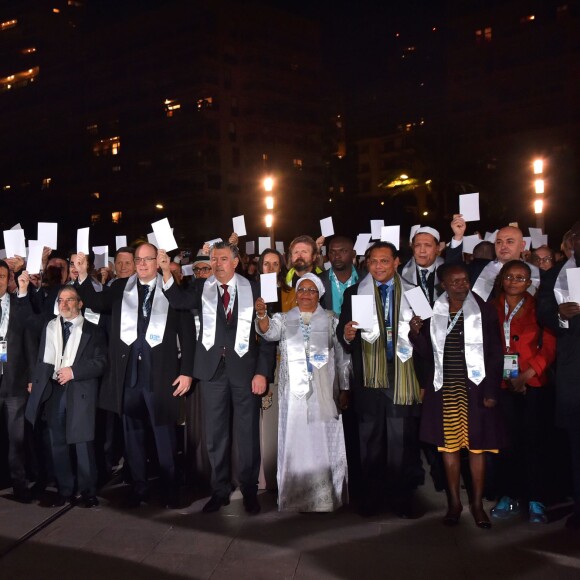 Le prince Albert II de Monaco participe à une marche pour la paix entouré par Joël Bouzou, le président fondateur de l'association Peace and Sport, de la première dame du Mali, Mme Aminata Maiga Keita, de nombreuses personnalités sportives et politiques du monde entier ainsi que des anonymes à Monaco le 25 novembre 2015. Cette marche est organisée dans le cadre du 8ème Peace and Sport Forum qui se déroule au Grimaldi Forum du 25 au 27. © Bruno Bebert / Bestimage