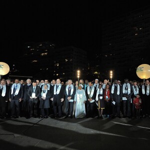 Le prince Albert II de Monaco participe à une marche pour la paix entouré par Joël Bouzou, le président fondateur de l'association Peace and Sport, de la première dame du Mali, Mme Aminata Maiga Keita, de nombreuses personnalités sportives et politiques du monde entier ainsi que des anonymes à Monaco le 25 novembre 2015. Cette marche est organisée dans le cadre du 8ème Peace and Sport Forum qui se déroule au Grimaldi Forum du 25 au 27. © Bruno Bebert / Bestimage