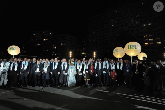 Le prince Albert II de Monaco participe à une marche pour la paix entouré par Joël Bouzou, le président fondateur de l'association Peace and Sport, de la première dame du Mali, Mme Aminata Maiga Keita, de nombreuses personnalités sportives et politiques du monde entier ainsi que des anonymes à Monaco le 25 novembre 2015. Cette marche est organisée dans le cadre du 8ème Peace and Sport Forum qui se déroule au Grimaldi Forum du 25 au 27. © Bruno Bebert / Bestimage