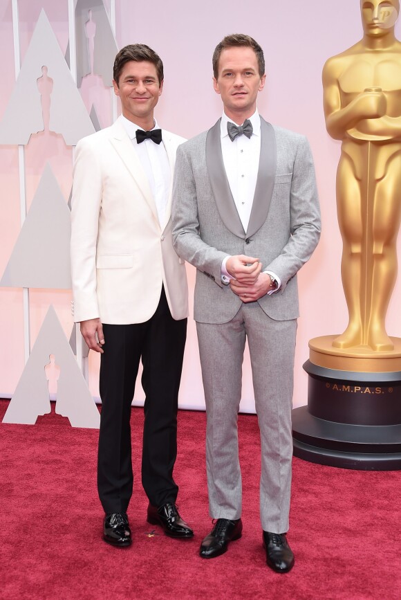 Neil Patrick Harris et son mari David Burtka à la 87e cérémonie des Oscars à Hollywood le 22 février 2015