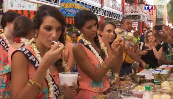 Les Miss candidates au titre de Miss France 2016, sur un marché à Tahiti, dans un reportage diffusé dans le JT de 13 heures de Jean-Pierre Pernaut, le jeudi 26 novembre 2015.