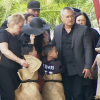 Nadene, veuve de Jonah Lomu, arrivant avec Dhyreille et Brayley, ses fils, au Vodafone Events Center. Jonah Lomu, mort à 40 ans le 18 novembre 2015, a reçu le 28 novembre 2015 à Auckland l'hommage de la communauté des Iles du Pacifique lors d'une cérémonie traditionnelle à l'occasion de la Journée de la famille.