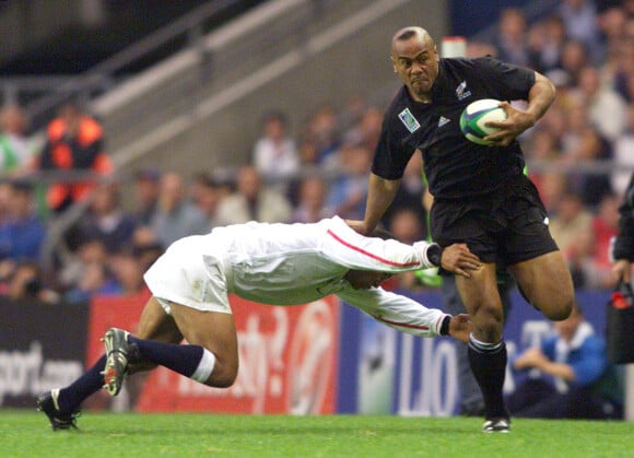 Jonah Lomu échappe au plaquage de Jeremy Guscott pour aller marquer l'essai contre l'Angleterre lors du Mondial 1999, à Twickenham.