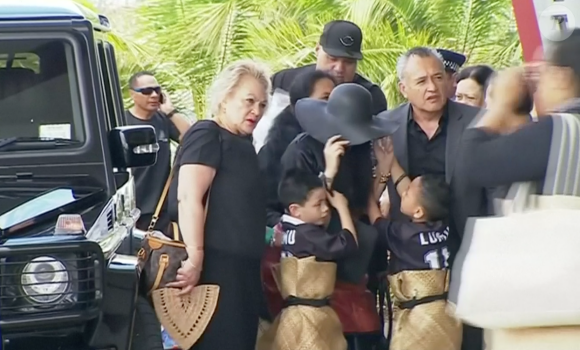 Nadene, veuve de Jonah Lomu, arrivant avec Dhyreille et Brayley, ses fils, au Vodafone Events Center. Jonah Lomu, mort à 40 ans le 18 novembre 2015, a reçu le 28 novembre 2015 à Auckland l'hommage de la communauté des Iles du Pacifique lors d'une cérémonie traditionnelle à l'occasion de la Journée de la famille.