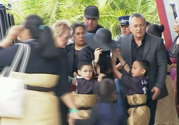 Nadene, veuve de Jonah Lomu, arrivant avec Dhyreille et Brayley, ses fils, au Vodafone Events Center. Jonah Lomu, mort à 40 ans le 18 novembre 2015, a reçu le 28 novembre 2015 à Auckland l'hommage de la communauté des Iles du Pacifique lors d'une cérémonie traditionnelle à l'occasion de la Journée de la famille.