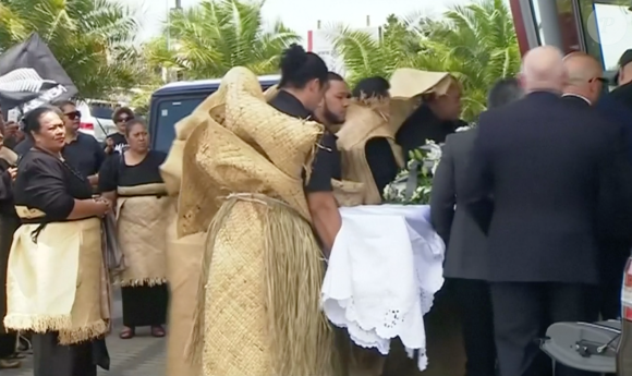 Jonah Lomu, mort à 40 ans le 18 novembre 2015, a reçu le 28 novembre 2015 à Auckland l'hommage de la communauté des Iles du Pacifique lors d'une cérémonie traditionnelle à l'occasion de la Journée de la famille. L'arrivée du cercueil.