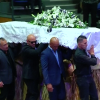 Le cercueil, suivi par la veuve et les fils de Jonah Lomu, a été porté au son d'un haka. Jonah Lomu, mort à 40 ans le 18 novembre 2015, a reçu le 28 novembre 2015 à Auckland l'hommage de la communauté des Iles du Pacifique lors d'une cérémonie traditionnelle à l'occasion de la Journée de la famille.