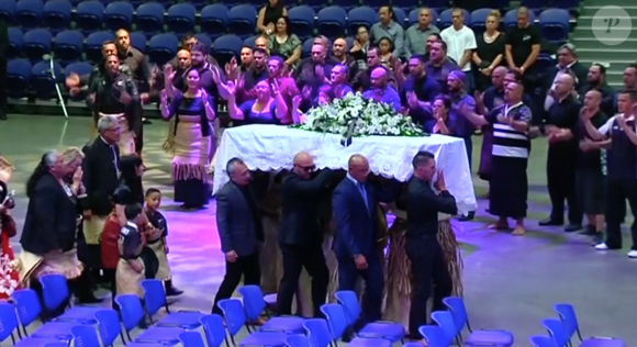 Le cercueil, suivi par la veuve et les fils de Jonah Lomu, a été porté au son d'un haka. Jonah Lomu, mort à 40 ans le 18 novembre 2015, a reçu le 28 novembre 2015 à Auckland l'hommage de la communauté des Iles du Pacifique lors d'une cérémonie traditionnelle à l'occasion de la Journée de la famille.