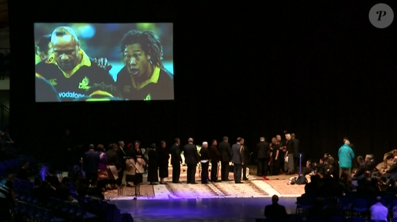 Jonah Lomu, mort à 40 ans le 18 novembre 2015, a reçu le 28 novembre 2015 à Auckland l'hommage de la communauté des Iles du Pacifique lors d'une cérémonie traditionnelle à l'occasion de la Journée de la famille.