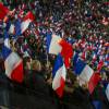 Un drapeau tricolore immense déployé sur la pelouse du Parc des Princes, avant le coup d'envoi du match Paris Saint-Germain (PSG)-Troyes à Paris, le 28 novembre 2015, lors de la minute de silence des joueurs et de spectateurs en hommage aux victimes des attentats du 13 novembre.