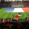 Un drapeau tricolore immense déployé sur la pelouse du Parc des Princes, avant le coup d'envoi du match Paris Saint-Germain (PSG)-Troyes à Paris, le 28 novembre 2015, lors de la minute de silence des joueurs et de spectateurs en hommage aux victimes des attentats du 13 novembre.