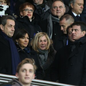 Nicolas Sarkozy, Anne Hidalgo (maire de Paris), Michèle Laroque, son compagnon François Baroin, Manuel Valls - Personnalités lors du match de football Paris Saint-Germain (PSG) -Troyes au Parc des Princes à Paris, le 28 novembre 2015.