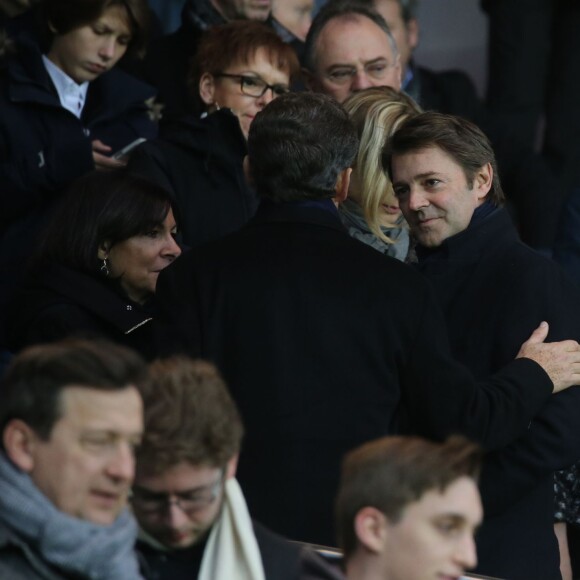 Nicolas Sarkozy, Anne Hidalgo (maire de Paris), Michèle Laroque, son compagnon François Baroin, Manuel Valls - Personnalités lors du match de football Paris Saint-Germain (PSG) -Troyes au Parc des Princes à Paris, le 28 novembre 2015.