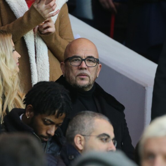 Pascal Obispo et sa femme Julie Hantson - Personnalités lors du match de football Paris Saint-Germain (PSG) -Troyes au Parc des Princes à Paris, le 28 novembre 2015.