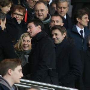 Nicolas Sarkozy, Anne Hidalgo (maire de Paris), Michèle Laroque, son compagnon François Baroin, Manuel Valls - Personnalités lors du match de football Paris Saint-Germain (PSG) -Troyes au Parc des Princes à Paris, le 28 novembre 2015.