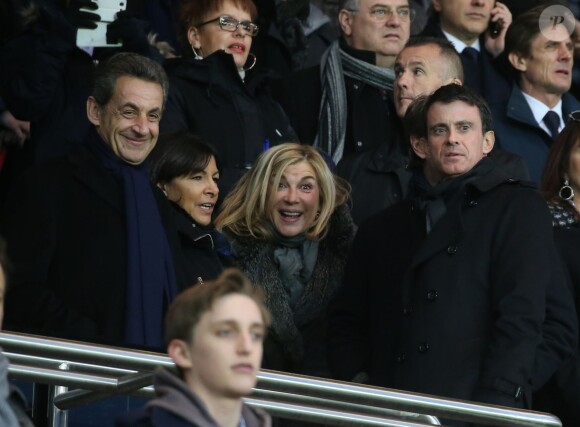 Nicolas Sarkozy, Anne Hidalgo (maire de Paris), Michèle Laroque, son compagnon François Baroin, Manuel Valls - Personnalités lors du match de football Paris Saint-Germain (PSG) -Troyes au Parc des Princes à Paris, le 28 novembre 2015.