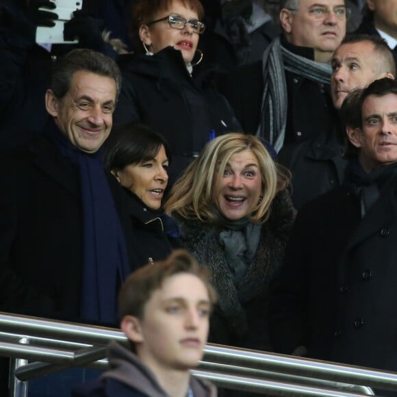 Nicolas Sarkozy, Anne Hidalgo (maire de Paris), Michèle Laroque, son compagnon François Baroin, Manuel Valls - Personnalités lors du match de football Paris Saint-Germain (PSG) -Troyes au Parc des Princes à Paris, le 28 novembre 2015.