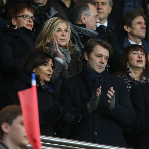 Nicolas Sarkozy, Anne Hidalgo (maire de Paris), Michèle Laroque, son compagnon François Baroin, Manuel Valls - Personnalités lors du match de football Paris Saint-Germain (PSG) -Troyes au Parc des Princes à Paris, le 28 novembre 2015.