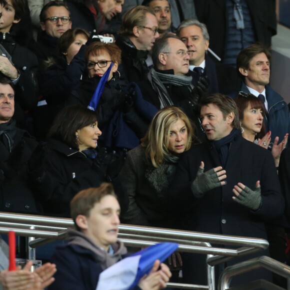 Nicolas Sarkozy, Anne Hidalgo (maire de Paris), Michèle Laroque, son compagnon François Baroin, Manuel Valls - Personnalités lors du match de football Paris Saint-Germain (PSG) -Troyes au Parc des Princes à Paris, le 28 novembre 2015.