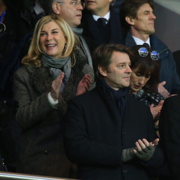 Anne Hidalgo (maire de Paris), Michèle Laroque, son compagnon François Baroin - Personnalités lors du match de football Paris Saint-Germain (PSG) -Troyes au Parc des Princes à Paris, le 28 novembre 2015.