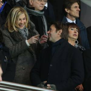 Anne Hidalgo (maire de Paris), Michèle Laroque, son compagnon François Baroin - Personnalités lors du match de football Paris Saint-Germain (PSG) -Troyes au Parc des Princes à Paris, le 28 novembre 2015.