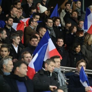 Manuel Valls, Anne Hidalgo (maire de Paris), Michèle Laroque, son compagnon François Baroin - Personnalités lors du match de football Paris Saint-Germain (PSG) -Troyes au Parc des Princes à Paris, le 28 novembre 2015.