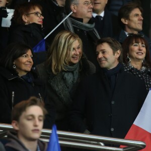 Anne Hidalgo (maire de Paris), Michèle Laroque, son compagnon François Baroin - Personnalités lors du match de football Paris Saint-Germain (PSG) -Troyes au Parc des Princes à Paris, le 28 novembre 2015.