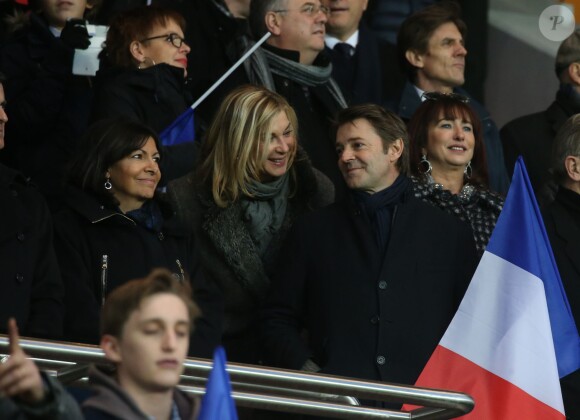Anne Hidalgo (maire de Paris), Michèle Laroque, son compagnon François Baroin - Personnalités lors du match de football Paris Saint-Germain (PSG) -Troyes au Parc des Princes à Paris, le 28 novembre 2015.