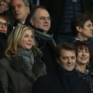 Michèle Laroque, son compagnon François Baroin - Personnalités lors du match de football Paris Saint-Germain (PSG) -Troyes au Parc des Princes à Paris, le 28 novembre 2015.