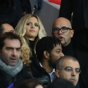 Pascal Obispo et sa femme Julie Hantson - Personnalités lors du match de football Paris Saint-Germain (PSG) -Troyes au Parc des Princes à Paris, le 28 novembre 2015.