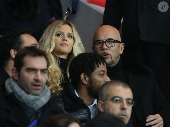 Pascal Obispo et sa femme Julie Hantson - Personnalités lors du match de football Paris Saint-Germain (PSG) -Troyes au Parc des Princes à Paris, le 28 novembre 2015.