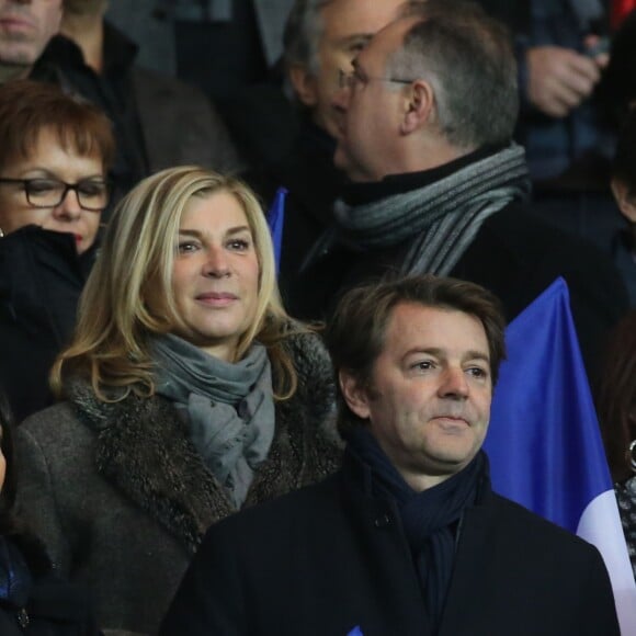 Michèle Laroque, son compagnon François Baroin - Personnalités lors du match de football Paris Saint-Germain (PSG) -Troyes au Parc des Princes à Paris, le 28 novembre 2015.