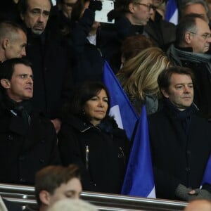 Manuel Valls, Anne Hidalgo (maire de Paris), Michèle Laroque, son compagnon François Baroin - Personnalités lors du match de football Paris Saint-Germain (PSG) -Troyes au Parc des Princes à Paris, le 28 novembre 2015.