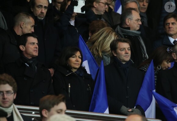 Manuel Valls, Anne Hidalgo (maire de Paris), Michèle Laroque, son compagnon François Baroin - Personnalités lors du match de football Paris Saint-Germain (PSG) -Troyes au Parc des Princes à Paris, le 28 novembre 2015.