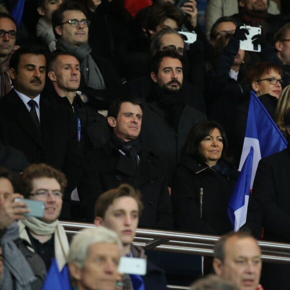 Cheikh Tamim ben Hamad Al Thani, Manuel Valls, Sébastien Gros, Anne Hidalgo (maire de Paris), François Baroin - Personnalités lors du match de football Paris Saint-Germain (PSG) -Troyes au Parc des Princes à Paris, le 28 novembre 2015.