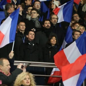 Manuel Valls, Sébastien Gros, Anne Hidalgo (maire de Paris), Michèle Laroque, son compagnon François Baroin - Personnalités lors du match de football Paris Saint-Germain (PSG) -Troyes au Parc des Princes à Paris, le 28 novembre 2015.