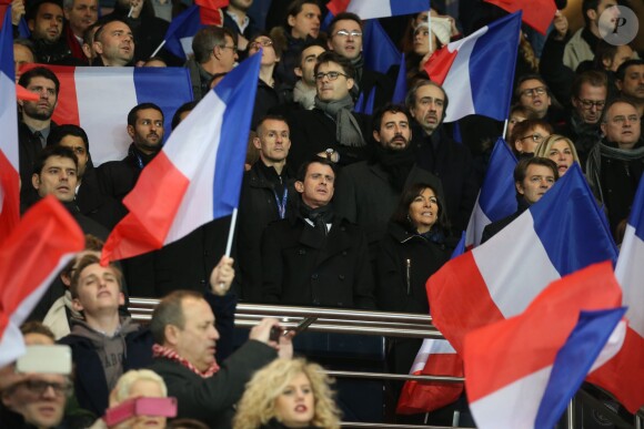 Manuel Valls, Sébastien Gros, Anne Hidalgo (maire de Paris), Michèle Laroque, son compagnon François Baroin - Personnalités lors du match de football Paris Saint-Germain (PSG) -Troyes au Parc des Princes à Paris, le 28 novembre 2015.