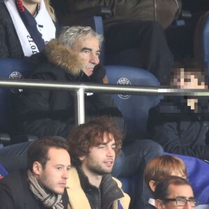 Raymond Domenech et son fils Merlin - Personnalités lors du match de football Paris Saint-Germain (PSG) -Troyes au Parc des Princes à Paris, le 28 novembre 2015.