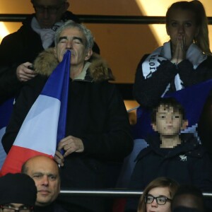 Raymond Domenech et son fils Merlin - Personnalités lors du match de football Paris Saint-Germain (PSG) -Troyes au Parc des Princes à Paris, le 28 novembre 2015.