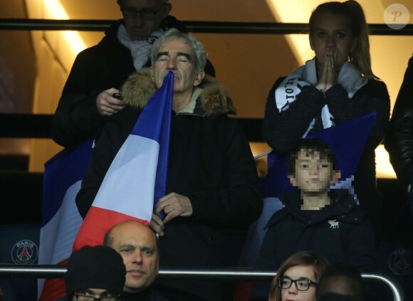 Raymond Domenech et son fils Merlin - Personnalités lors du match de football Paris Saint-Germain (PSG) -Troyes au Parc des Princes à Paris, le 28 novembre 2015.
