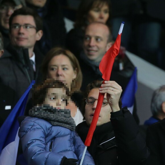 Jean Sarkozy et son fils Solal - Personnalités lors du match de football Paris Saint-Germain (PSG) -Troyes au Parc des Princes à Paris, le 28 novembre 2015.