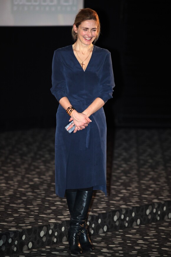 Exclusif - L'actrice et productrice Julie Gayet hilare lors de l'avant-première du film "La fille du patron" au cinéma Le Select de Saint-Jean-de-Luz le 28 Novembre 2015.
