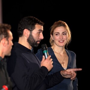 Exclusif - L'actrice et productrice Julie Gayet présente en compagnie des membres de son équipe - Olivier Loustau, Stéphane Rideau et Pierre Berriau - lors de l'avant-première du film "La fille du patron" au cinéma Le Select de Saint-Jean-de-Luz le 28 Novembre 2015.