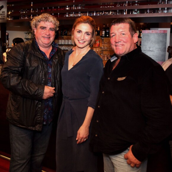 Exclusif - L'actrice et productrice Julie Gayet avec l'ex-international de rugby Pascal Ondarts et le joueur de pelote basque Pampi Laduche, lors de l'avant-première du film "La fille du patron" au cinéma Le Select de Saint-Jean-de-Luz le 28 Novembre 2015.