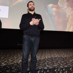 Exclusif - L'actrice et productrice Julie Gayet avec Olivier Loustau lors de l'avant-première du film "La fille du patron" au cinéma Le Select de Saint-Jean-de-Luz le 28 Novembre 2015.