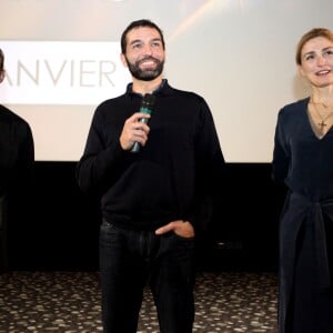 Exclusif - L'actrice et productrice Julie Gayet avec Olivier Loustau lors de l'avant-première du film "La fille du patron" au cinéma Le Select de Saint-Jean-de-Luz le 28 Novembre 2015.