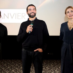 Exclusif - L'actrice et productrice Julie Gayet en compagnie des membres de son équipe - Olivier Loustau, Stéphane Rideau et Pierre Berriau - Exclusif - L'actrice et productrice Julie Gayet avec Olivier Loustau lors de l'avant-première du film "La fille du patron" au cinéma Le Select de Saint-Jean-de-Luz le 28 Novembre 2015.